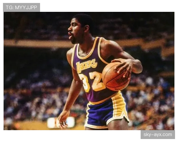 约翰逊全明星前锋率队逆转取胜，新赛季表现引关注