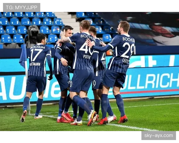 德甲中下游球队近期表现挣扎,保级形势趋紧 德甲中下游球队近期表现挣扎,保级形势趋紧