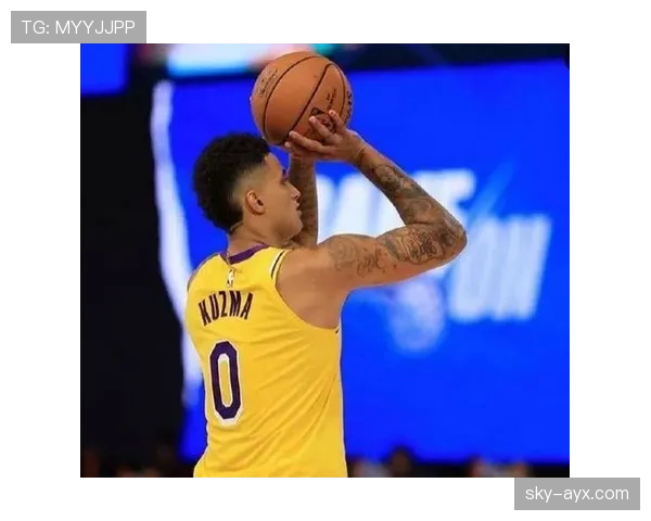 库兹马面对换防无球跑位拉开空间，比上季外线更高效