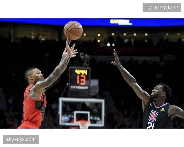 利拉德背身单打命中率提升 显著拉开与昔日得分爆发期差距