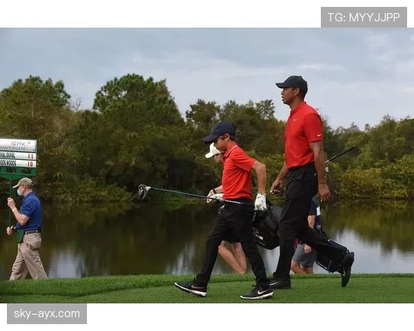 泰格·伍兹开豪车进诊所，一脸网红范儿比打高尔夫还抢镜？